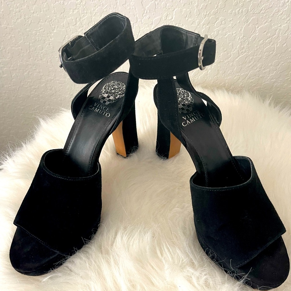 🎉Sale🎉Like NEW- Vince Camuto Black peep toes heels.